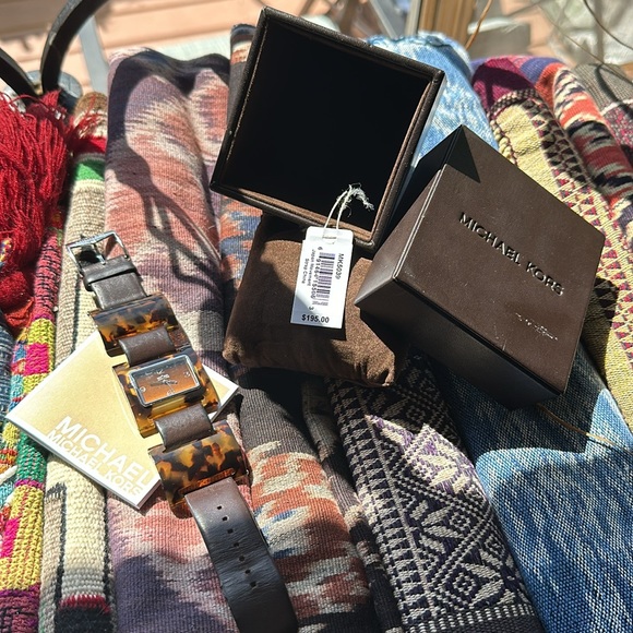 Michael Kors tortoise w brown leather band watch. Vintage. Brand new battery!! - Picture 3 of 16